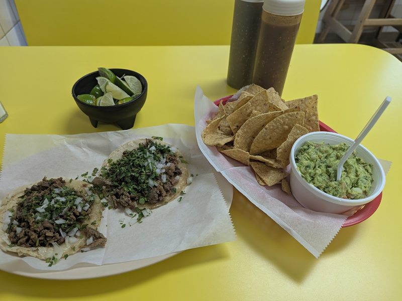 Tacos y Burritos Jalisco interior